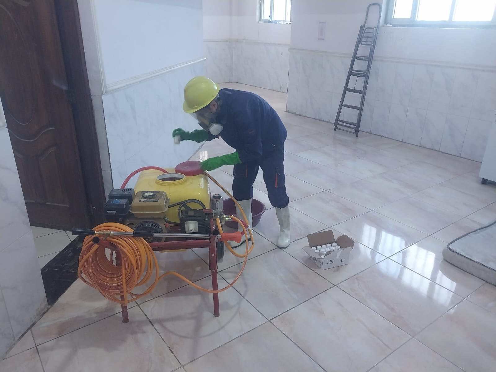 قسم شؤون الاقسام الداخلية في جامعة الانبار يقوم بحملة رش المبيدات في المجمعات السكنية