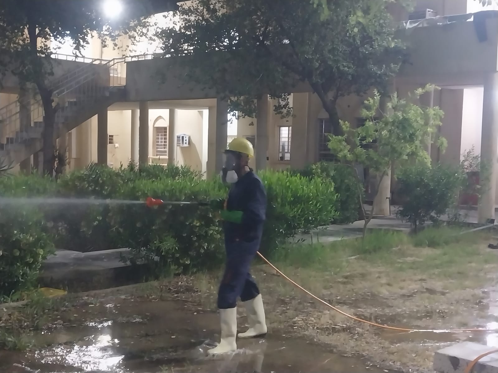 لجنة التعفير ورش المبيدات تواصل عملها برش المبيدات في قسمي (9،1)