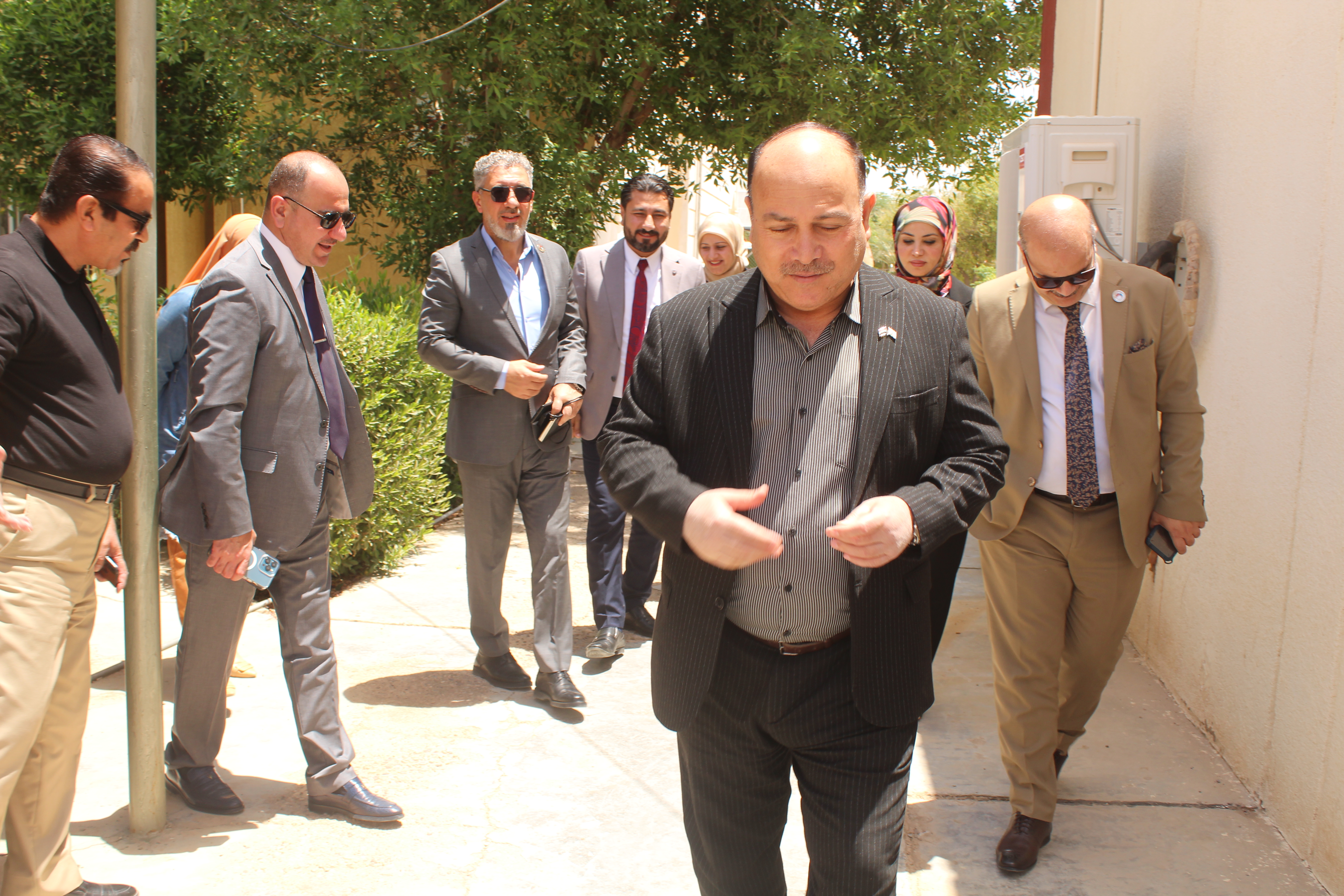السيد مدير قسم شؤون الاقسام الداخلية في جامعة الأنبار يستقبل اللجنة الوزارية لتفقد أحوال الطلبة الوافدين.